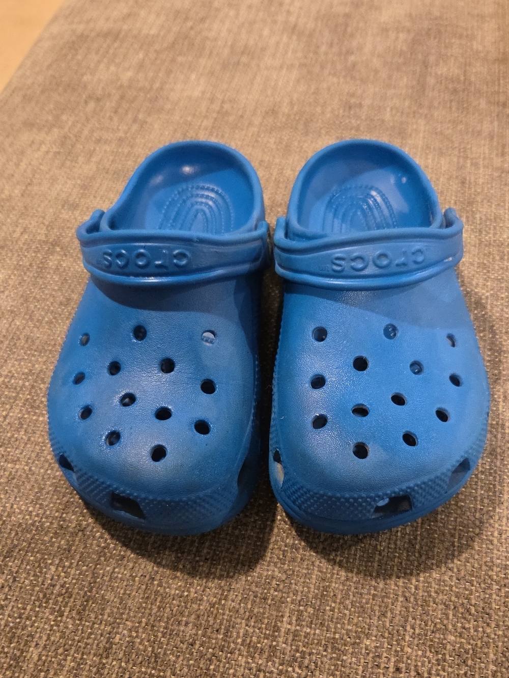 CROCS Juniors Classic Clog in Bright Blue